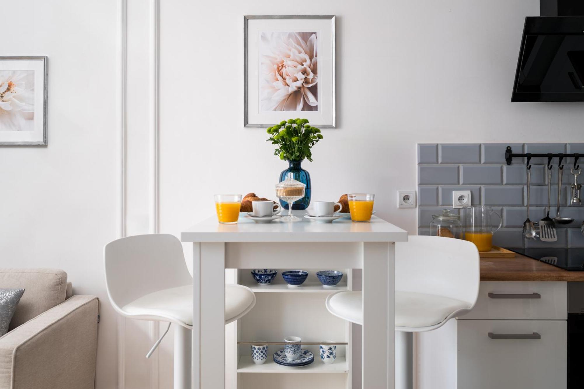 Charming Air-conditioned 950 M From Station, Bedroom & Separate Living * Warschau