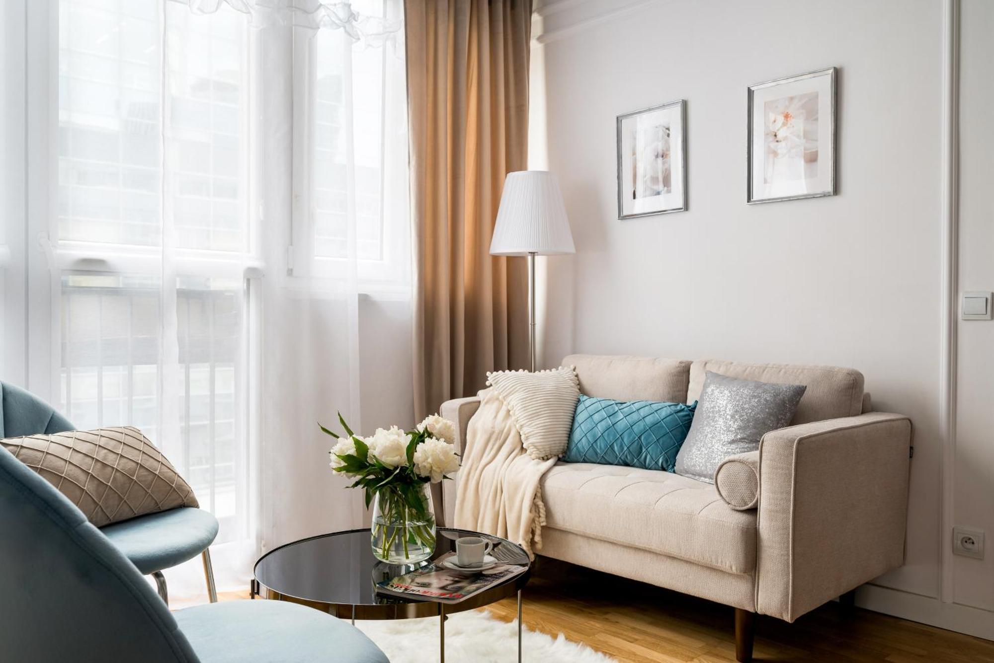 Apartment Charming Air-conditioned 950 M From Station, Bedroom & Separate Living Warschau
