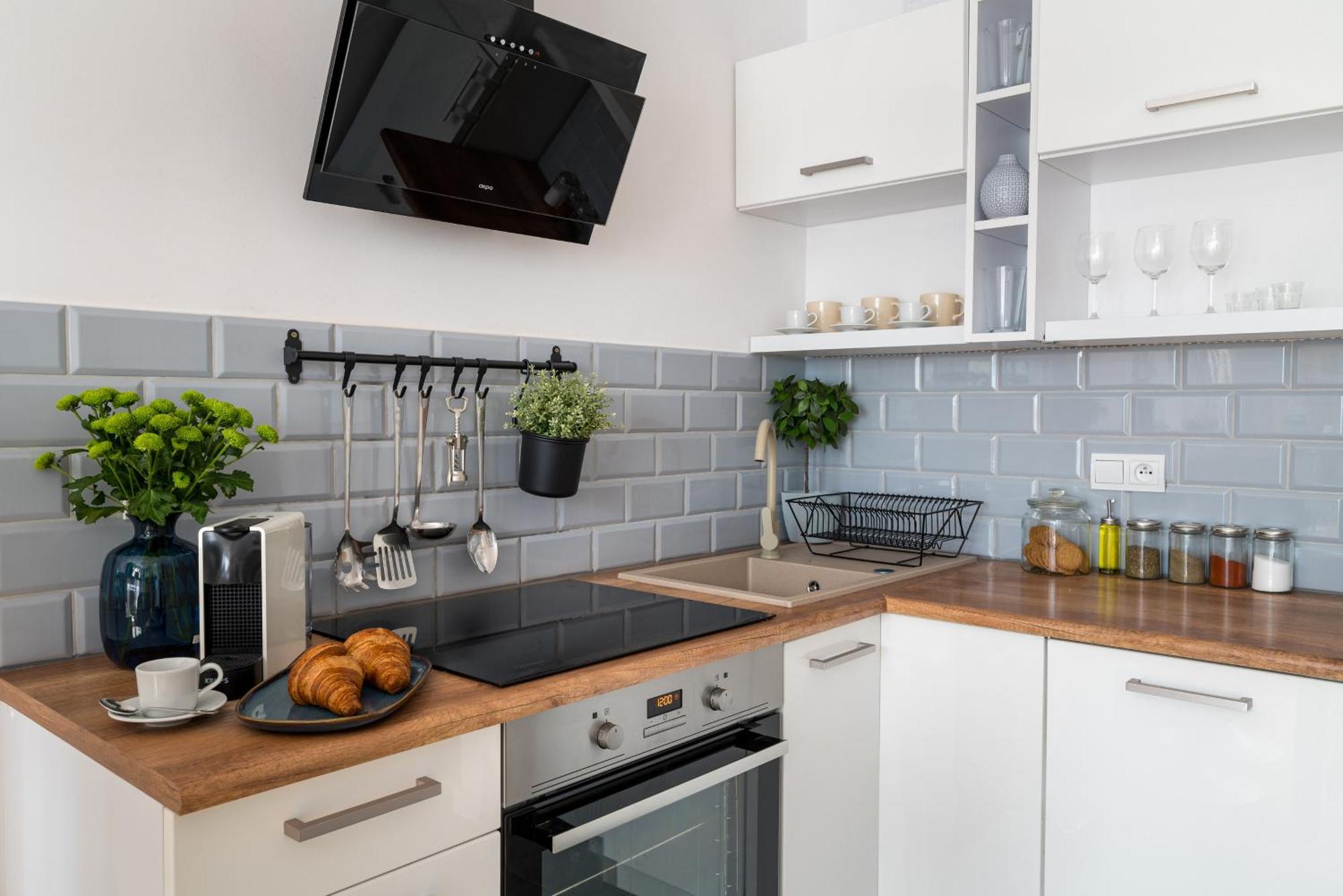 Charming Air-conditioned 950 M From Station, Bedroom & Separate Living Apartment Warschau