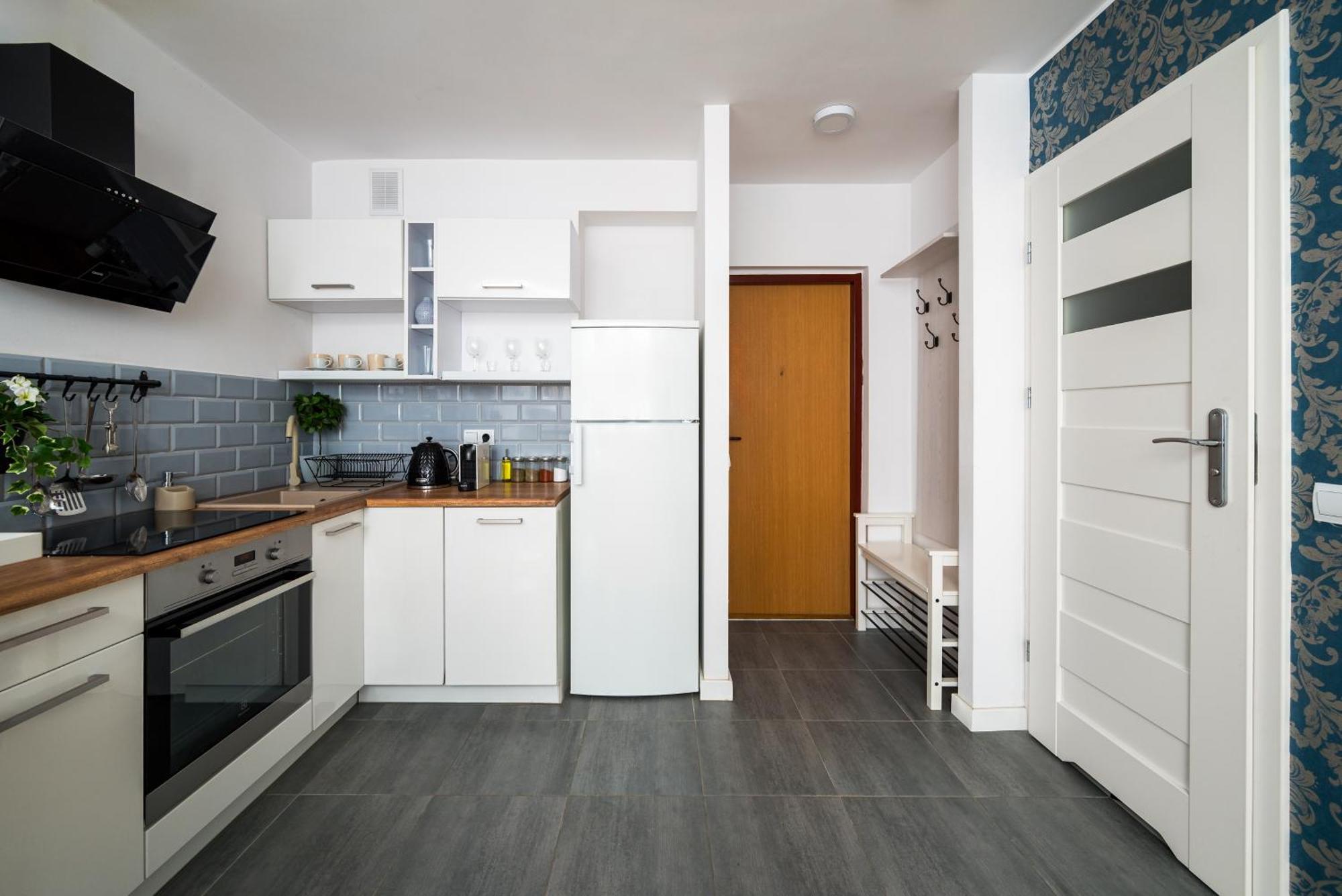Charming Air-conditioned 950 M From Station, Bedroom & Separate Living Warschau